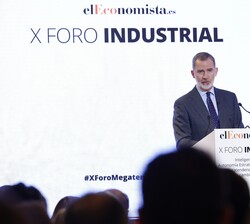 Su Majestad el Rey durante su intervención en el X Foro Industrial de El Economista